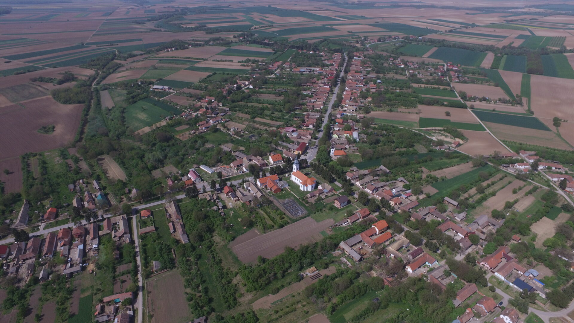 Bogdanovci iz zraka — naselje okruženo poljima