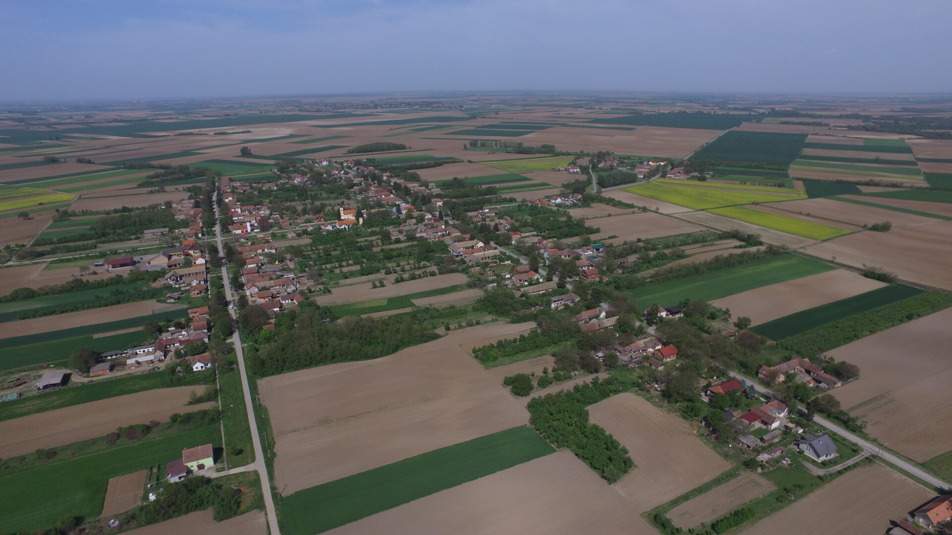 Panorama Bogdanovaca i okolnih polja iz zraka