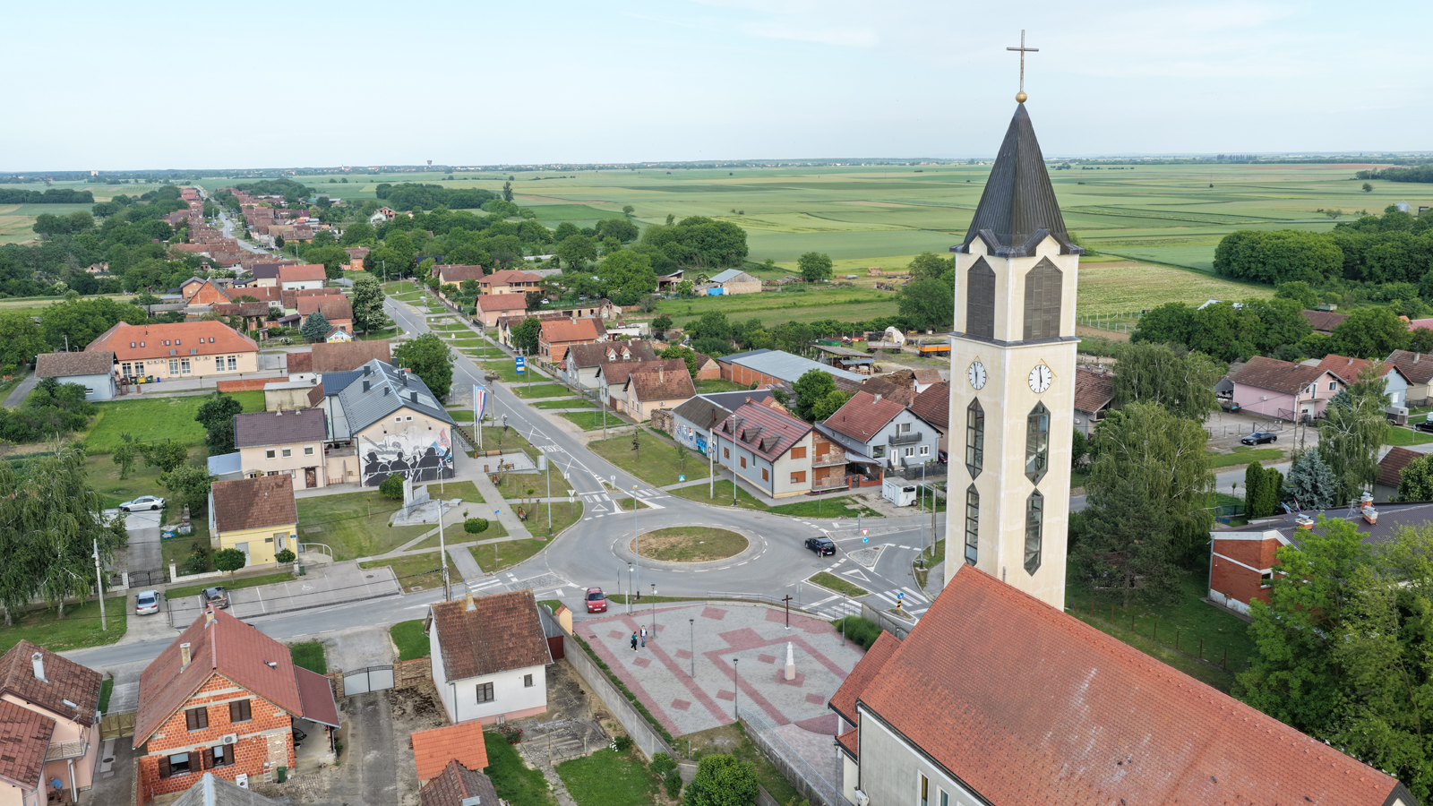Središte Bogdanovaca iz zraka — crkva, glavna ulica i kružni tok
